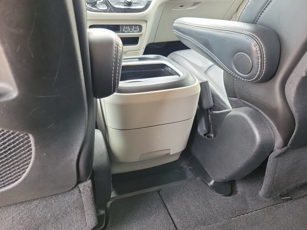Used 2023 Chrysler Pacifica Touring-L FWD image 12