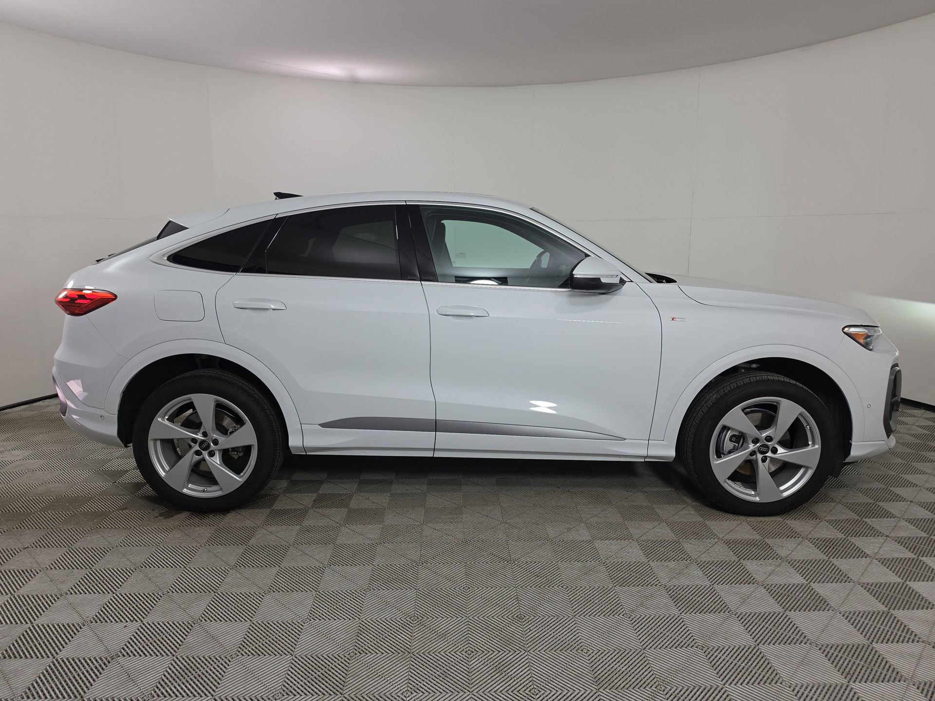 Certified 2025 Audi Q5 Premium Plus w/ Premium Plus AWD/4WD image 8