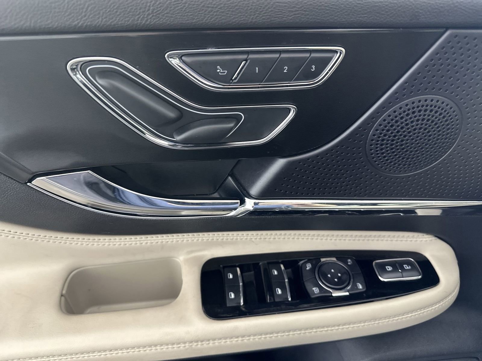 Used 2025 Lincoln Corsair FWD w/ Equipment Group 101A image 17