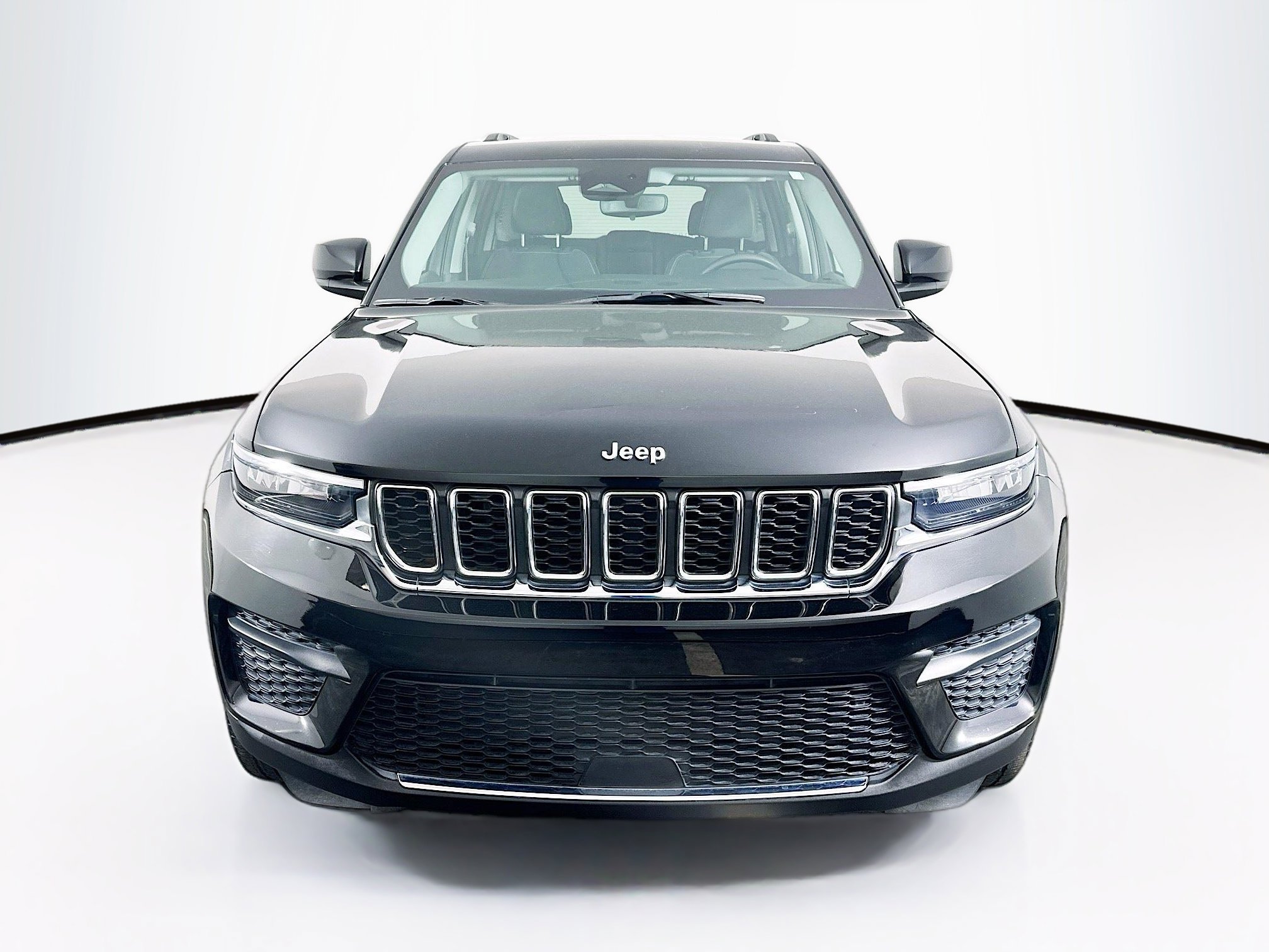 Used 2023 Jeep Grand Cherokee Laredo image 2
