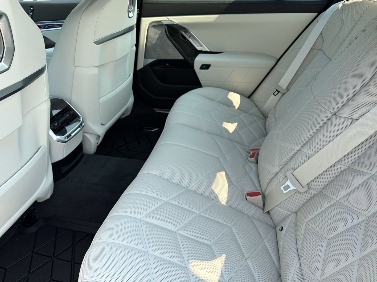 New 2026 BMW 750e xDrive AWD/4WD image 22
