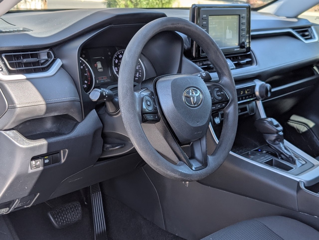 Used 2020 Toyota RAV4 LE image 14