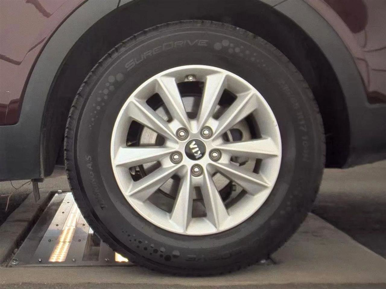 Used 2020 Kia Sorento LX image 12