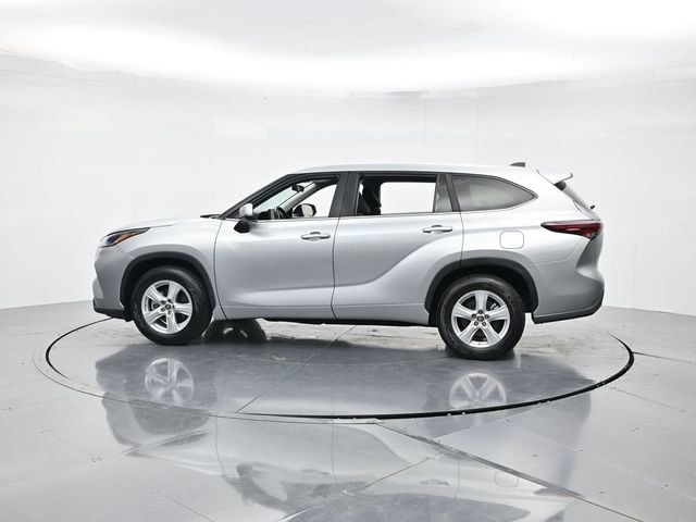 Used 2024 Toyota Highlander LE FWD image 7