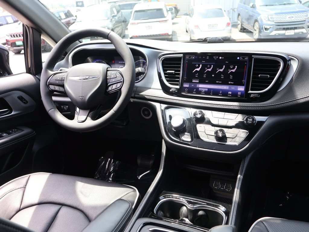 Used 2025 Chrysler Pacifica Limited FWD image 13