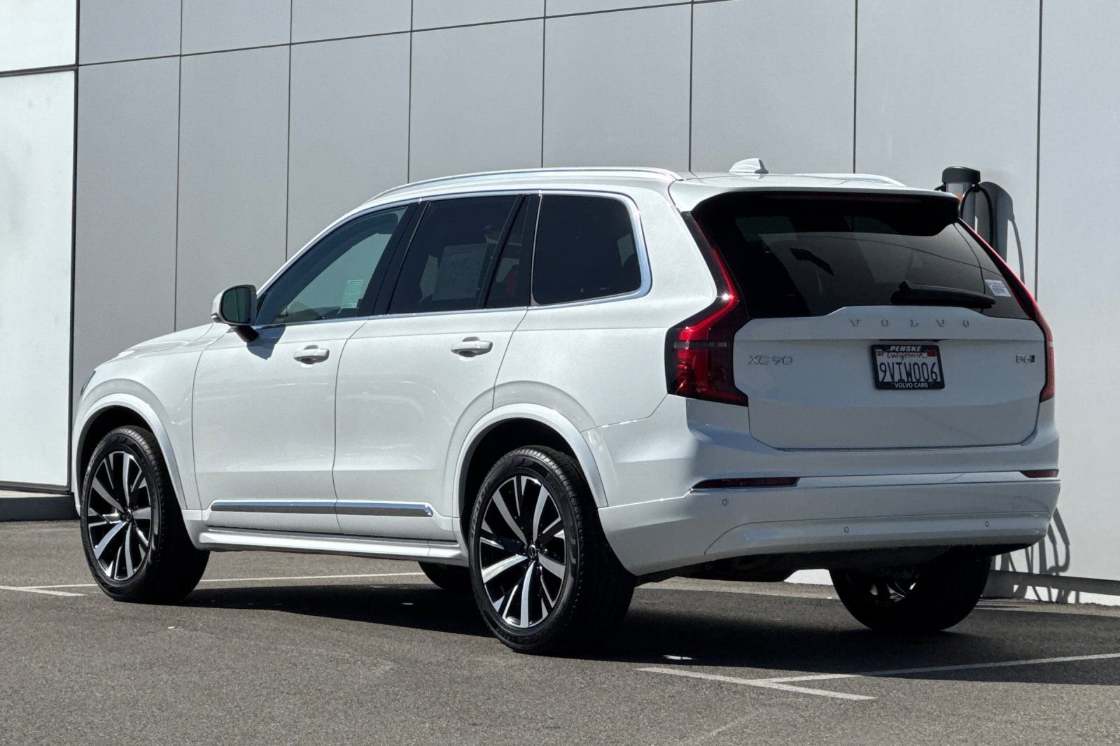 Used 2025 Volvo XC90 B6 Core w/ Protection Package Premier image 3