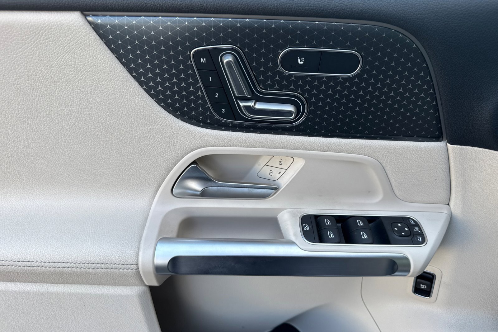 Used 2024 Mercedes-Benz EQB 250+ image 12