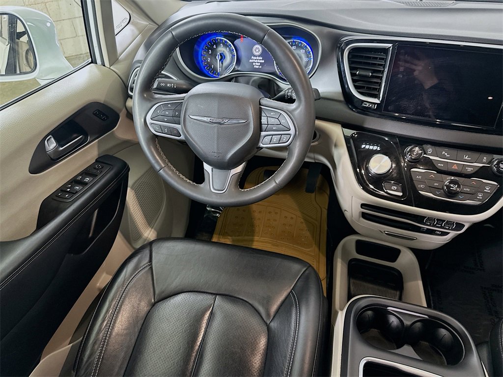 Used 2022 Chrysler Pacifica Touring-L image 18