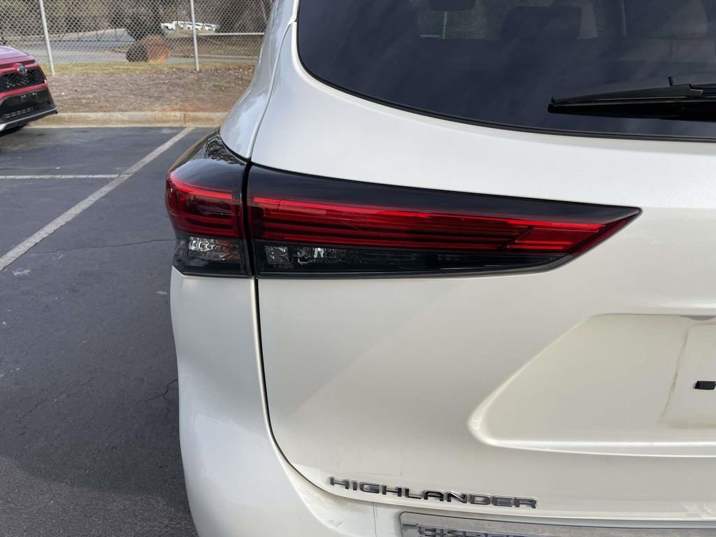 Used 2021 Toyota Highlander XLE image 19