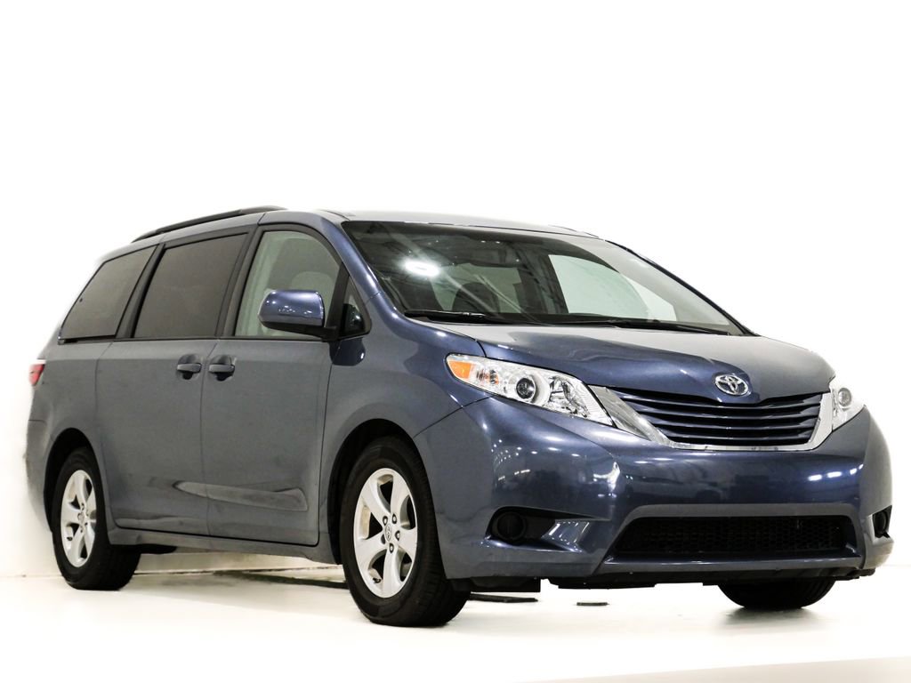 Used 2017 Toyota Sienna LE FWD image 1