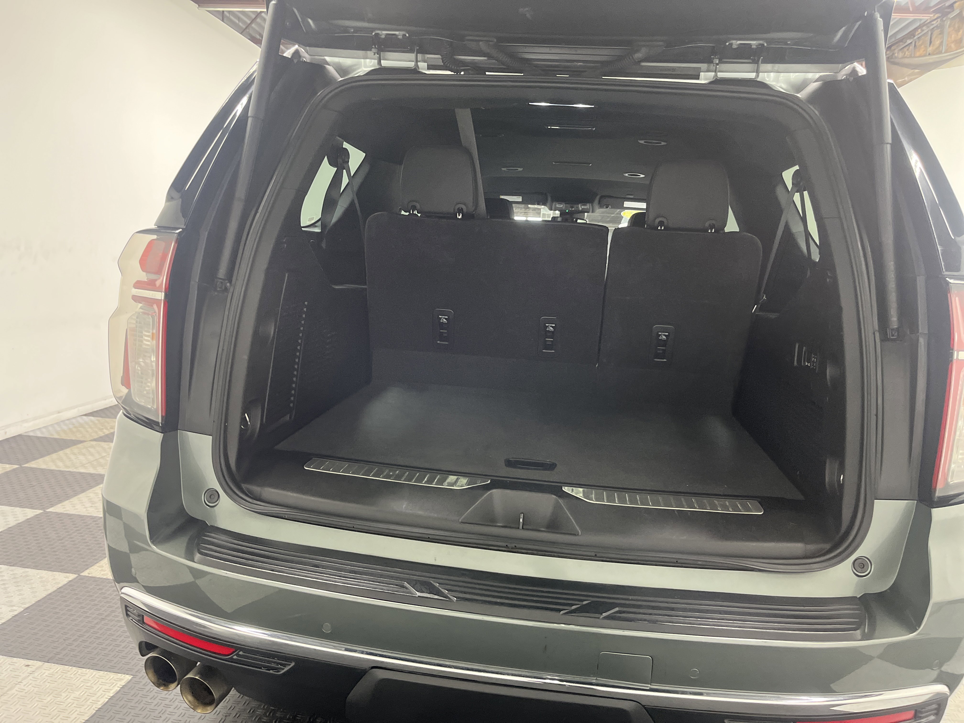 Used 2023 Chevrolet Suburban Premier AWD/4WD image 18