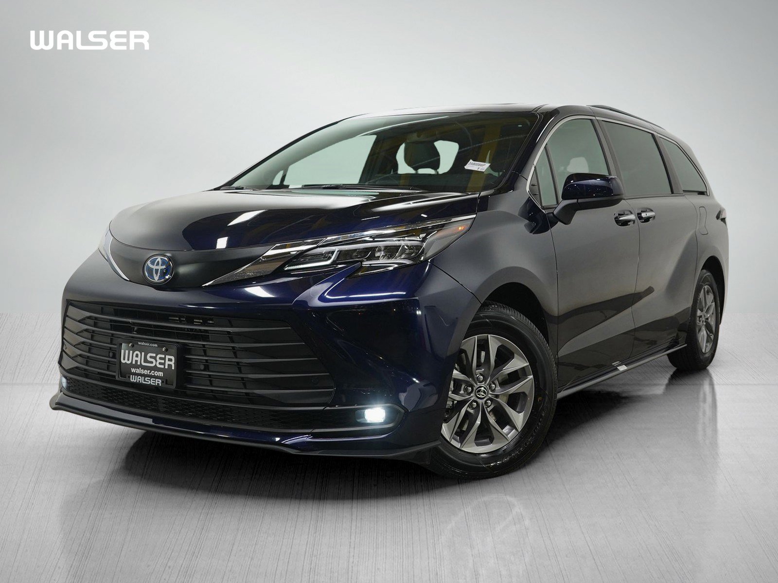 Used 2025 Toyota Sienna XLE image 1