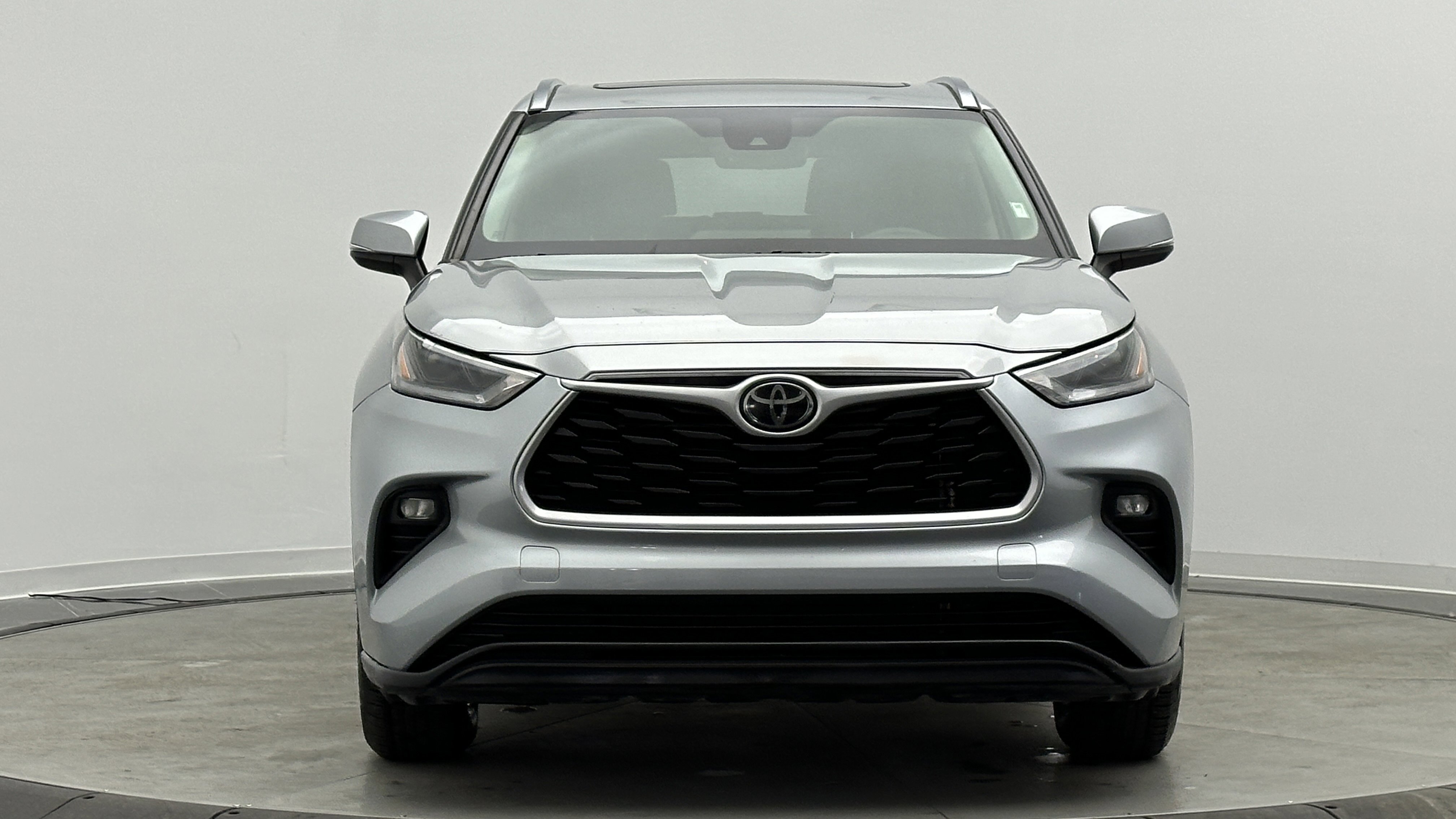 Used 2021 Toyota Highlander XLE image 2