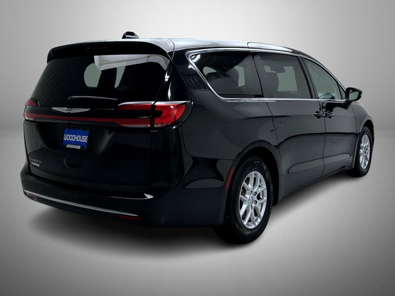 Used 2023 Chrysler Pacifica Touring-L image 5