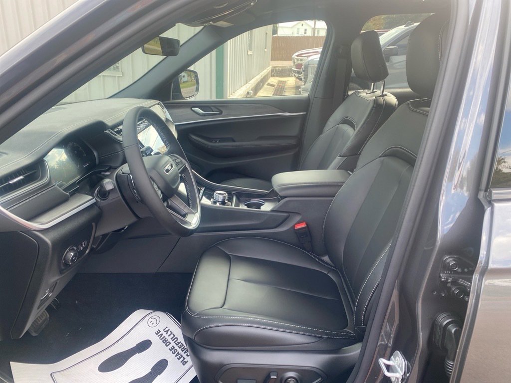 New 2025 Jeep Grand Cherokee Limited w/ Black Appearance Package image 12