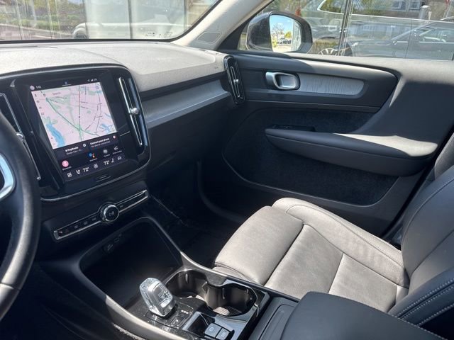 Certified 2025 Volvo XC40 B5 Plus AWD/4WD image 22