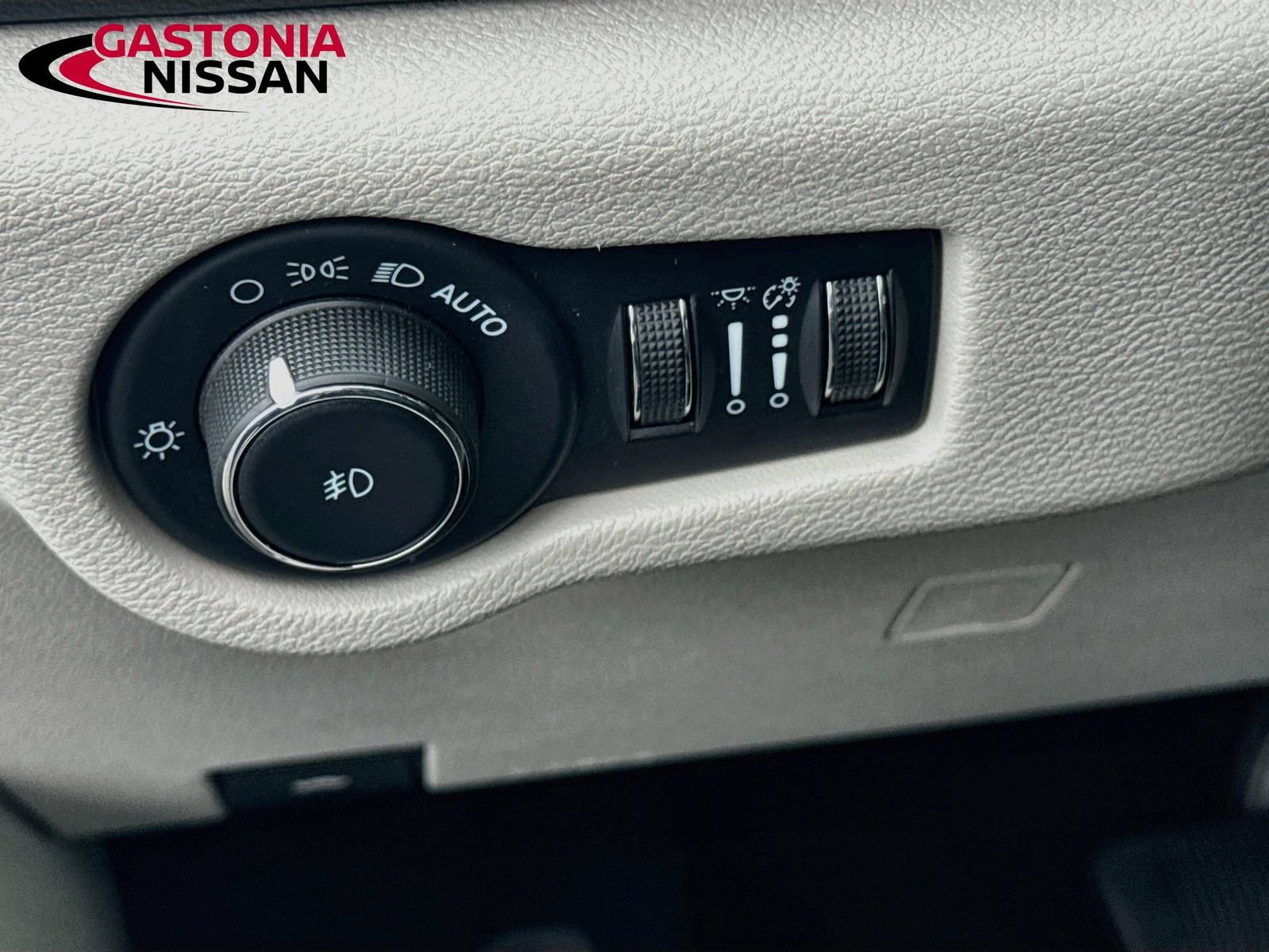Used 2023 Chrysler Pacifica Touring-L FWD image 11