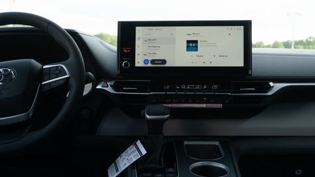 New 2026 Toyota Sienna XLE FWD image 12