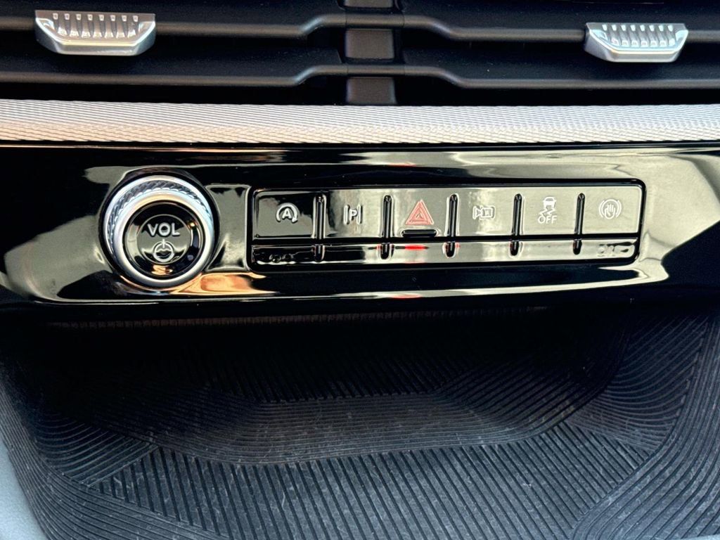 Used 2025 Ford Explorer Active w/ Active Comfort Package image 31