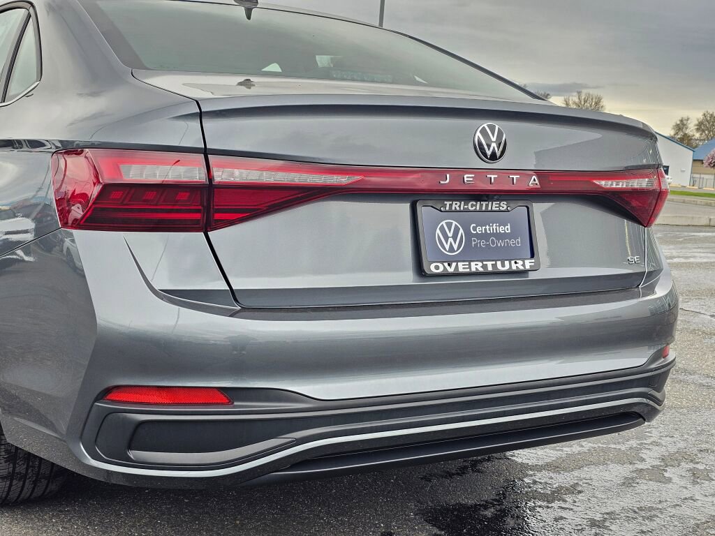 Certified 2025 Volkswagen Jetta SE w/ Sunroof Package image 7