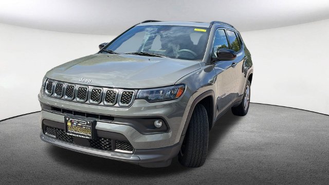 Used 2023 Jeep Compass Latitude w/ Sun and Sound Group AWD/4WD image 4