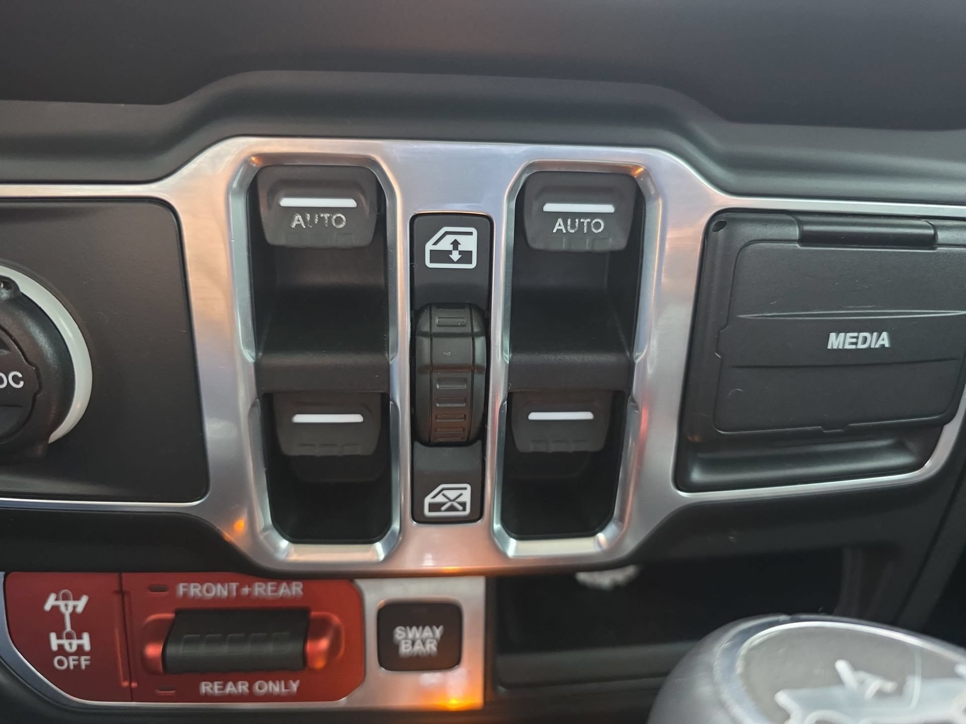 Used 2018 Jeep Wrangler Unlimited Rubicon AWD/4WD image 26
