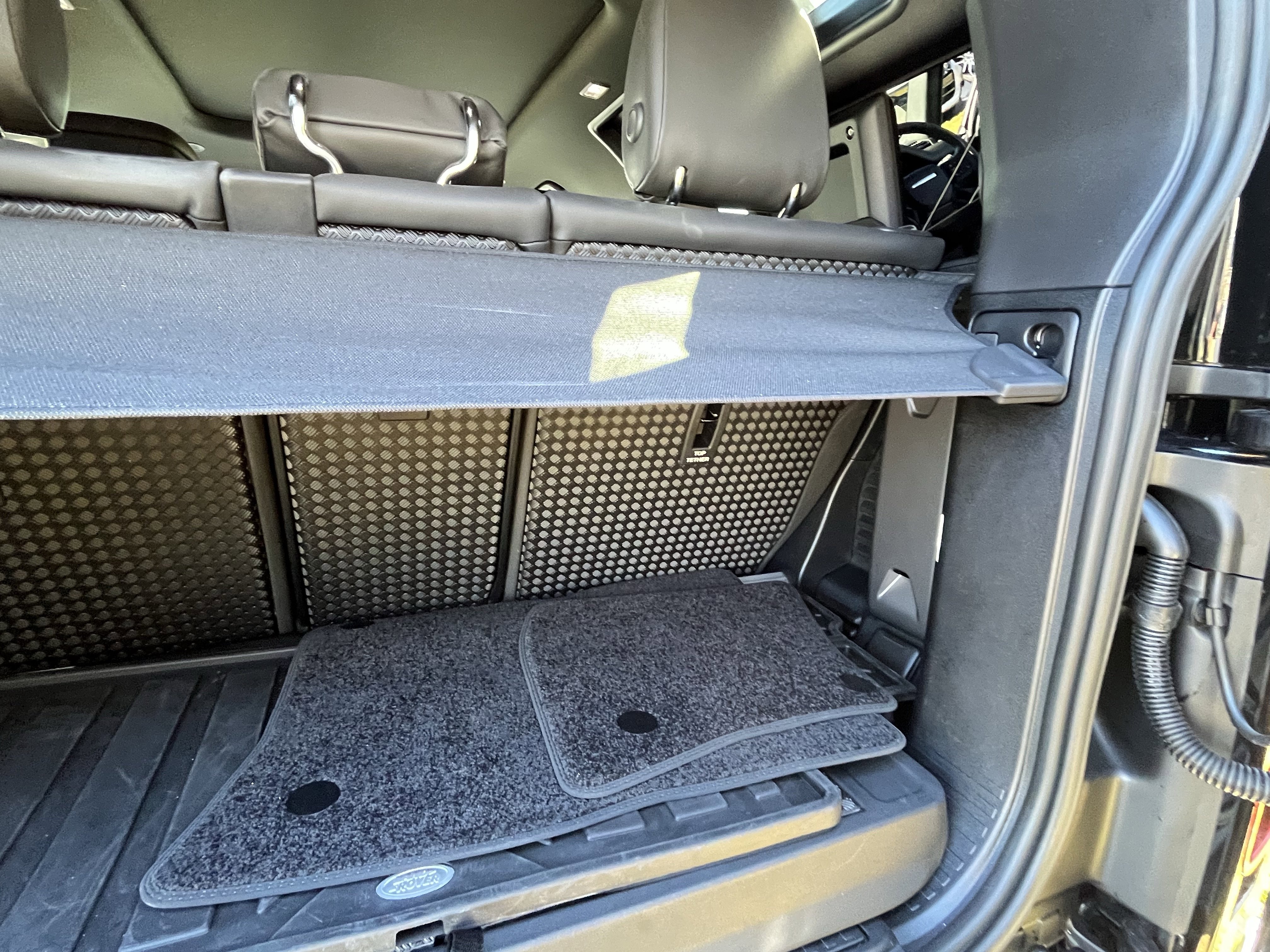Used 2025 Land Rover Defender 90 X-Dynamic SE image 34