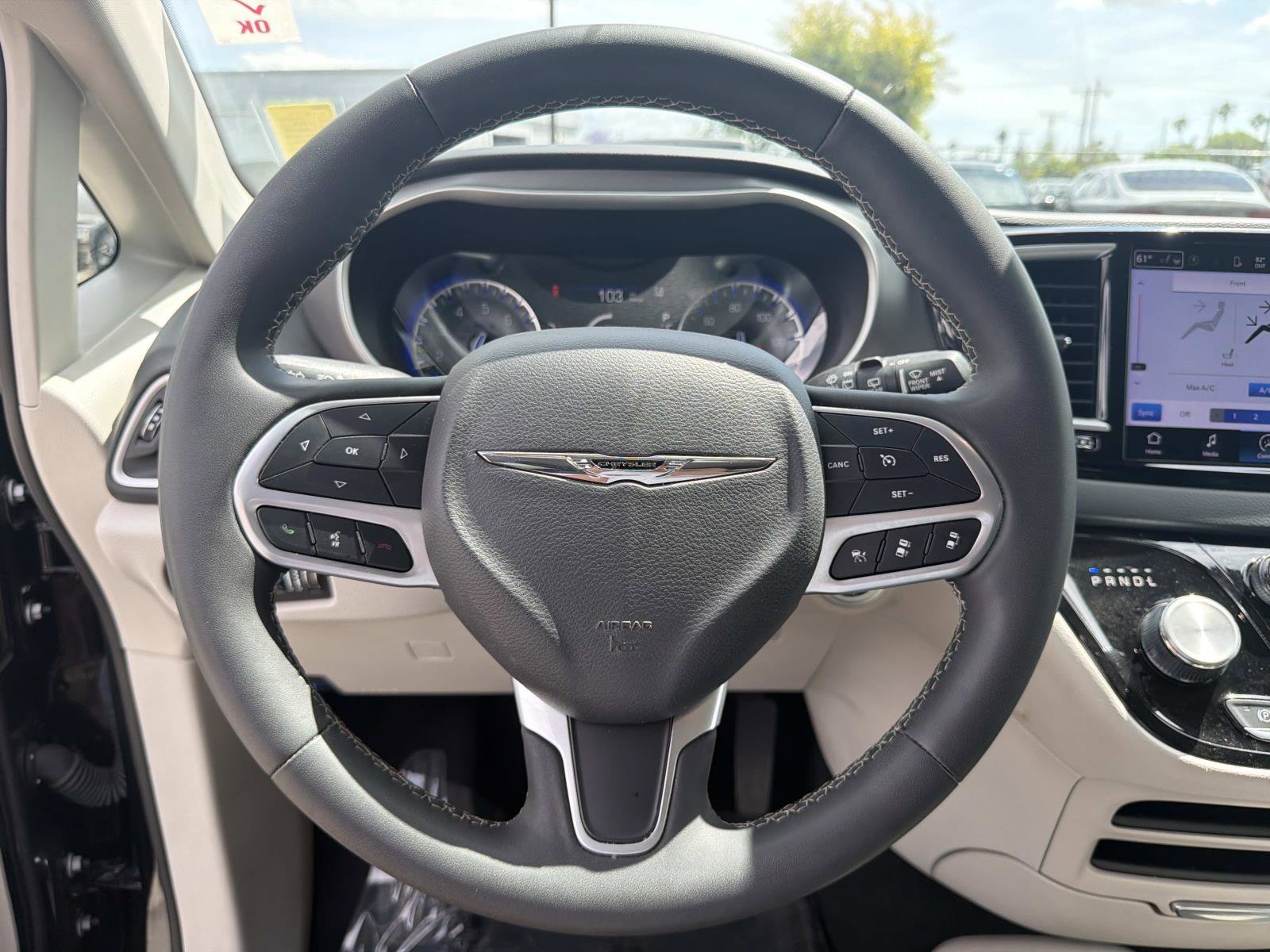 Used 2023 Chrysler Pacifica Touring-L FWD image 8