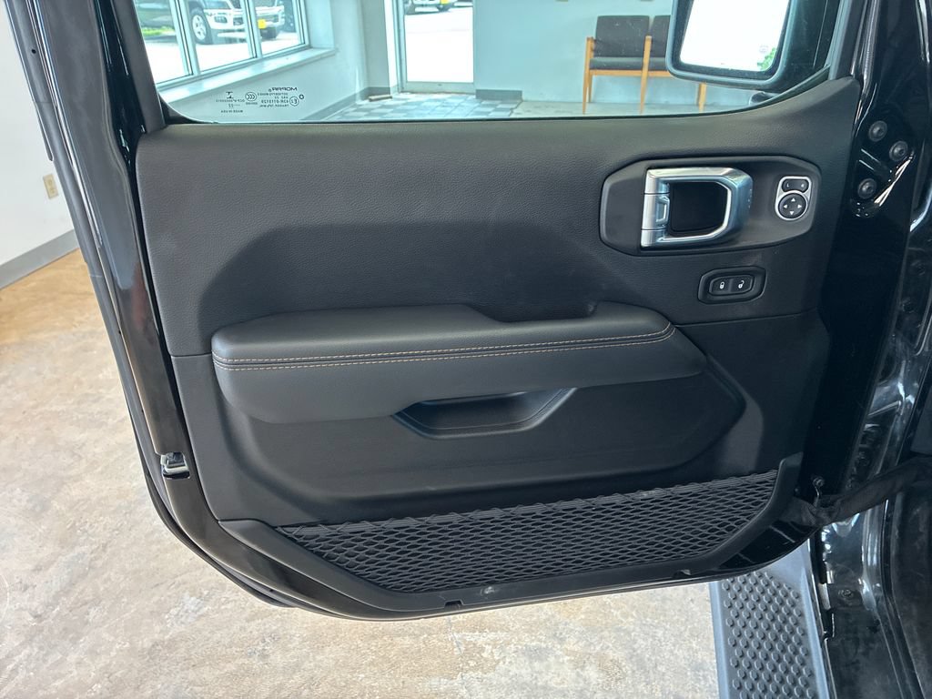 Used 2022 Jeep Wrangler Unlimited Sahara AWD/4WD image 11
