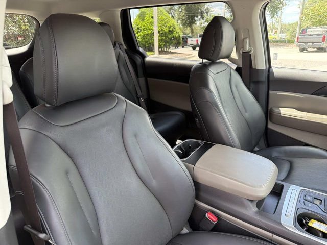 Used 2025 Kia Carnival FWD image 16