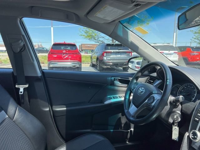 Used 2014 Toyota Camry SE w/ Moonroof Package FWD image 32