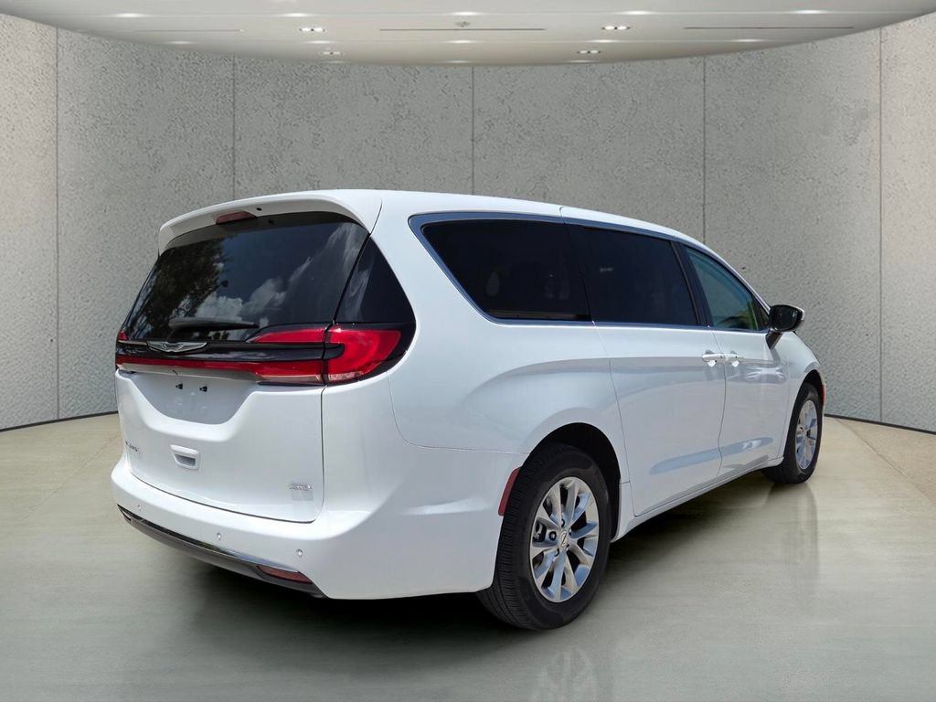 Used 2023 Chrysler Pacifica Touring-L AWD/4WD image 4