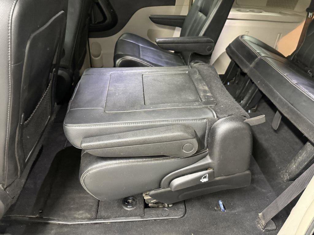 Used 2014 Chrysler Town & Country Touring-L w/ Driver Convenience Group FWD image 21