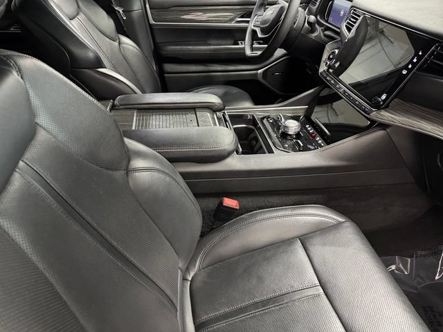 Used 2022 Jeep Wagoneer Series III AWD/4WD image 4