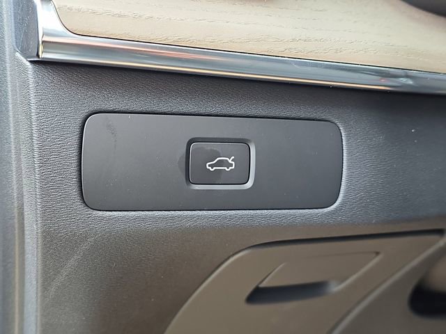 New 2026 Volvo XC90 B6 Plus w/ Protection Package Premier image 8