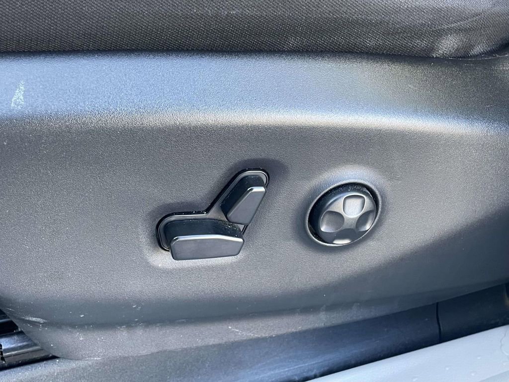 Used 2024 Chrysler Voyager LX image 7