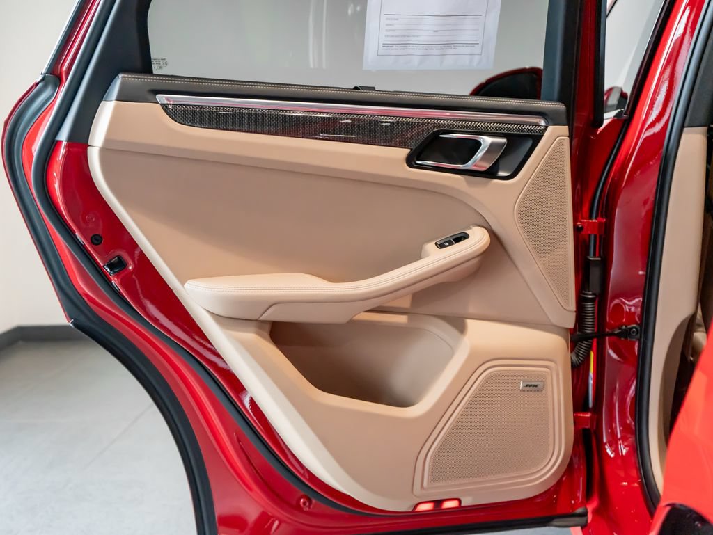 Certified 2025 Porsche Macan GTS AWD/4WD image 24