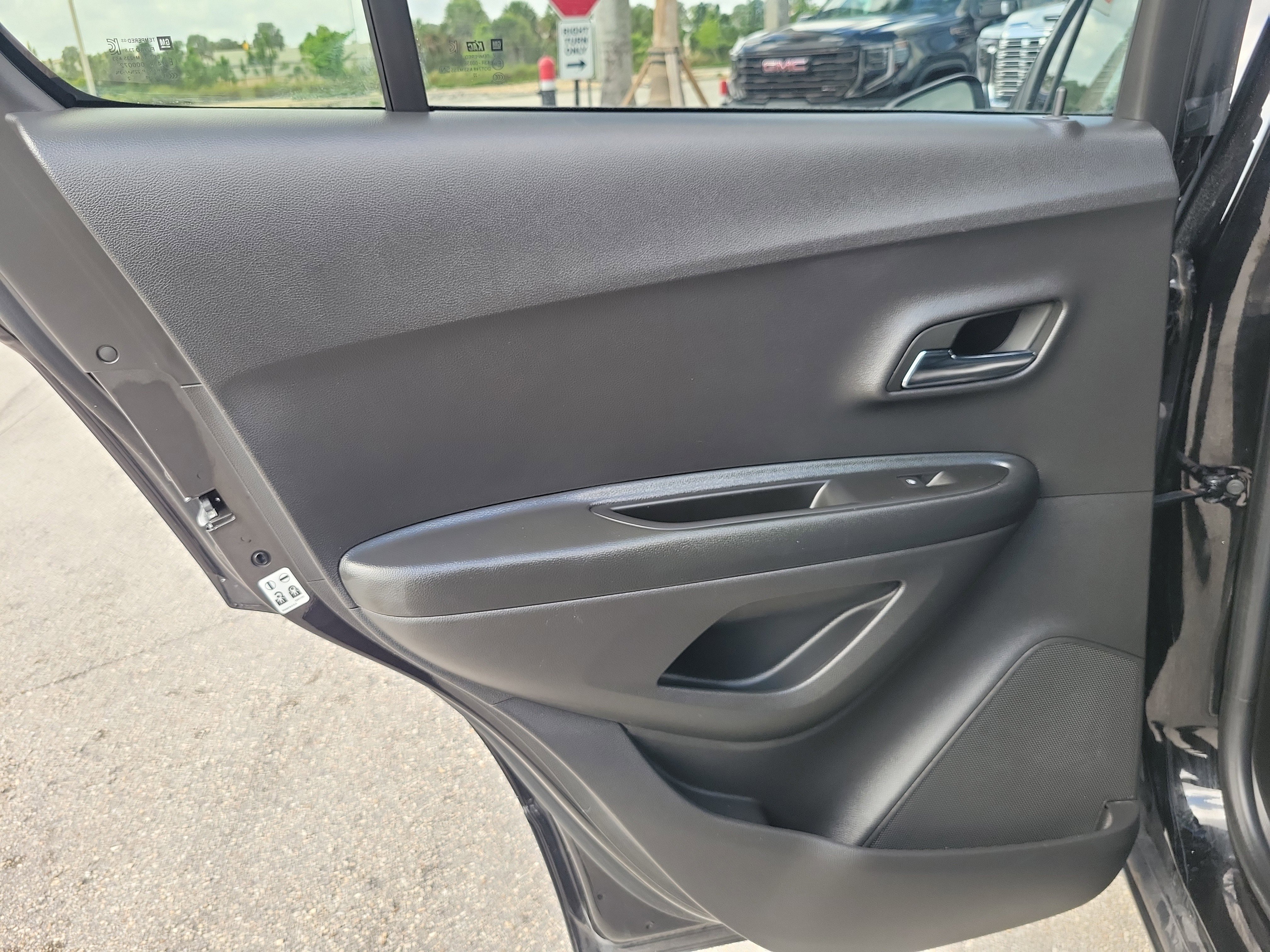 Used 2022 Chevrolet Trax LT w/ Midnight Edition image 24