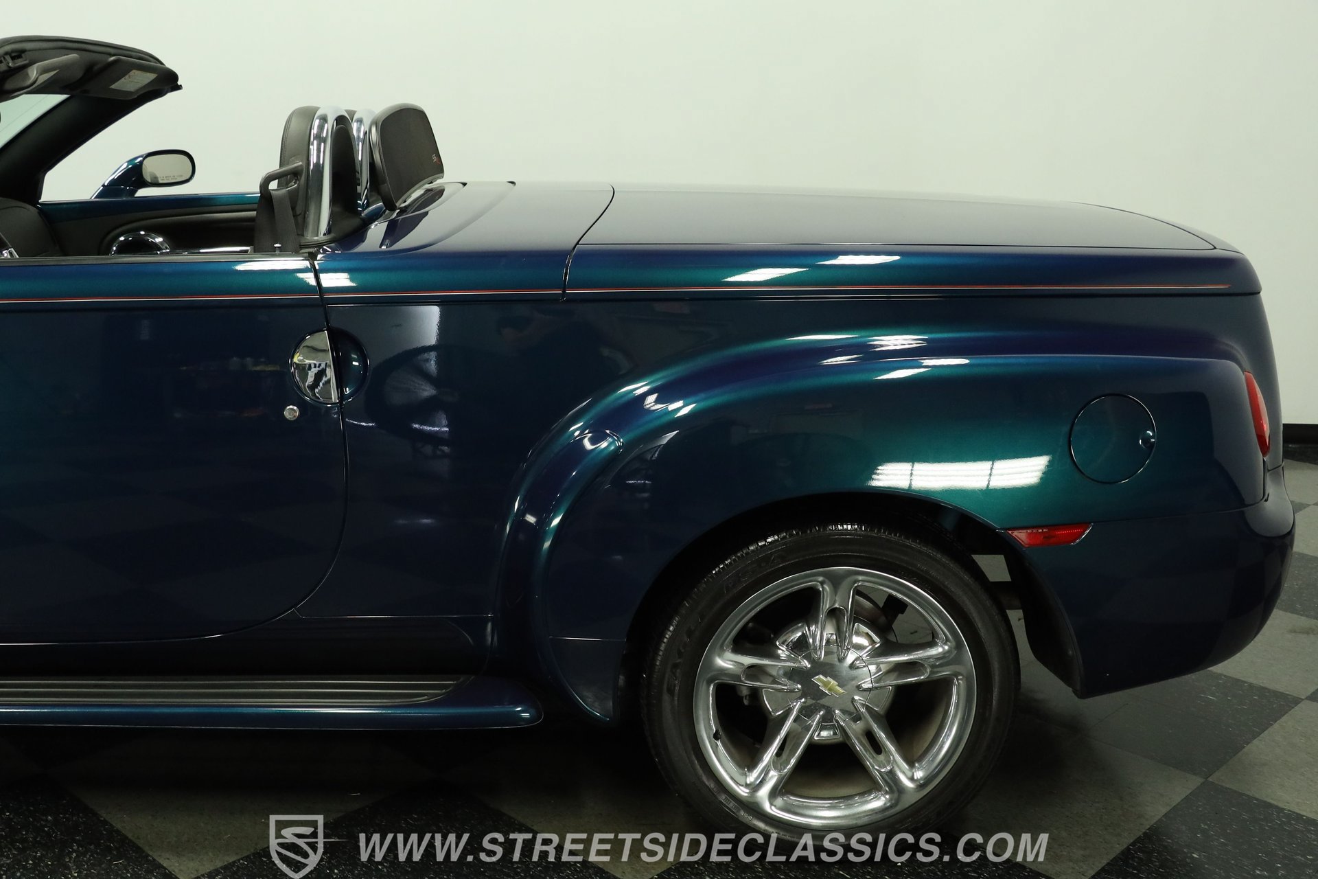 Used 2006 Chevrolet SSR w/ Preferred Equipment Group RWD image 24