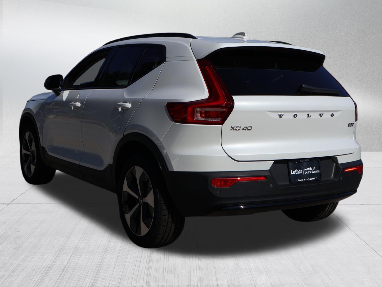 Used 2024 Volvo XC40 B5 Plus w/ Protection Package Premier AWD/4WD image 4