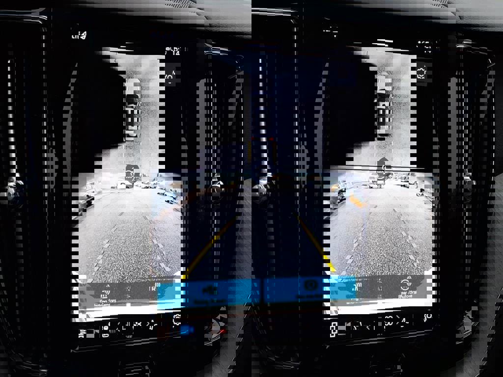 Certified 2025 Volvo XC60 B5 Plus image 21