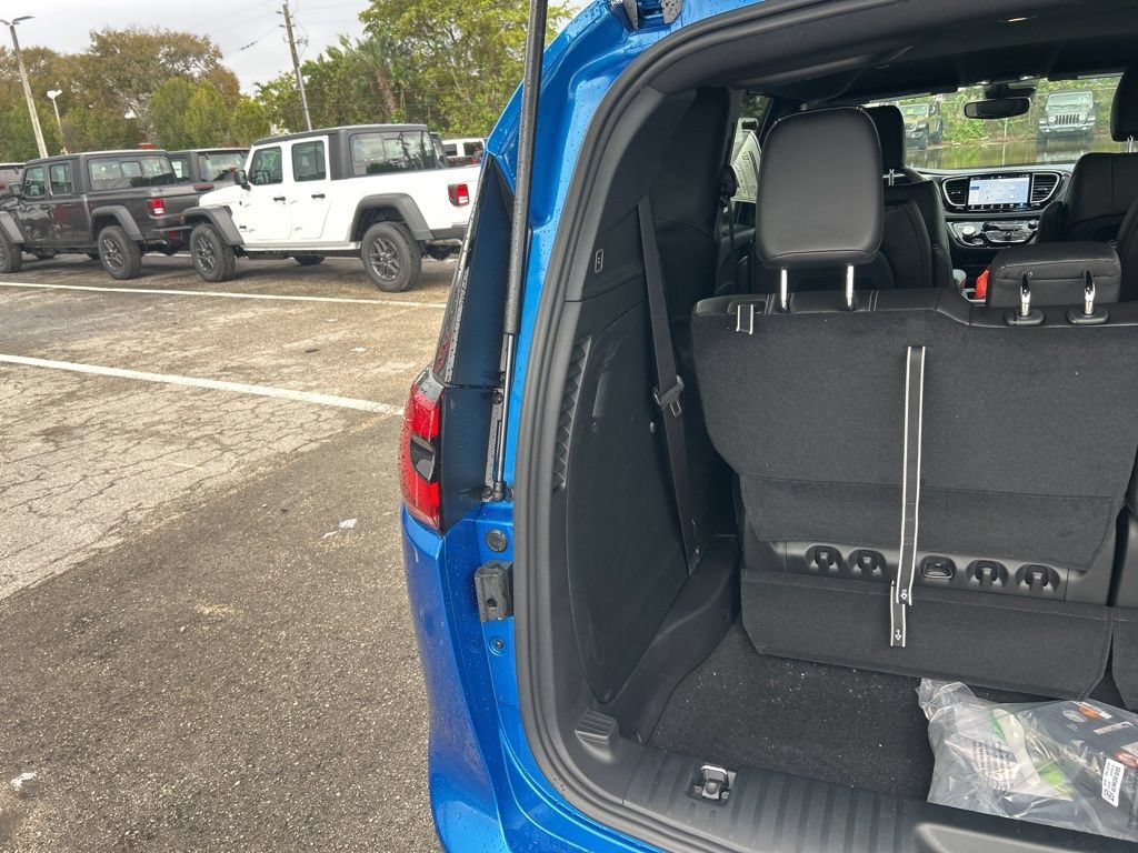 New 2026 Chrysler Pacifica Select FWD image 29