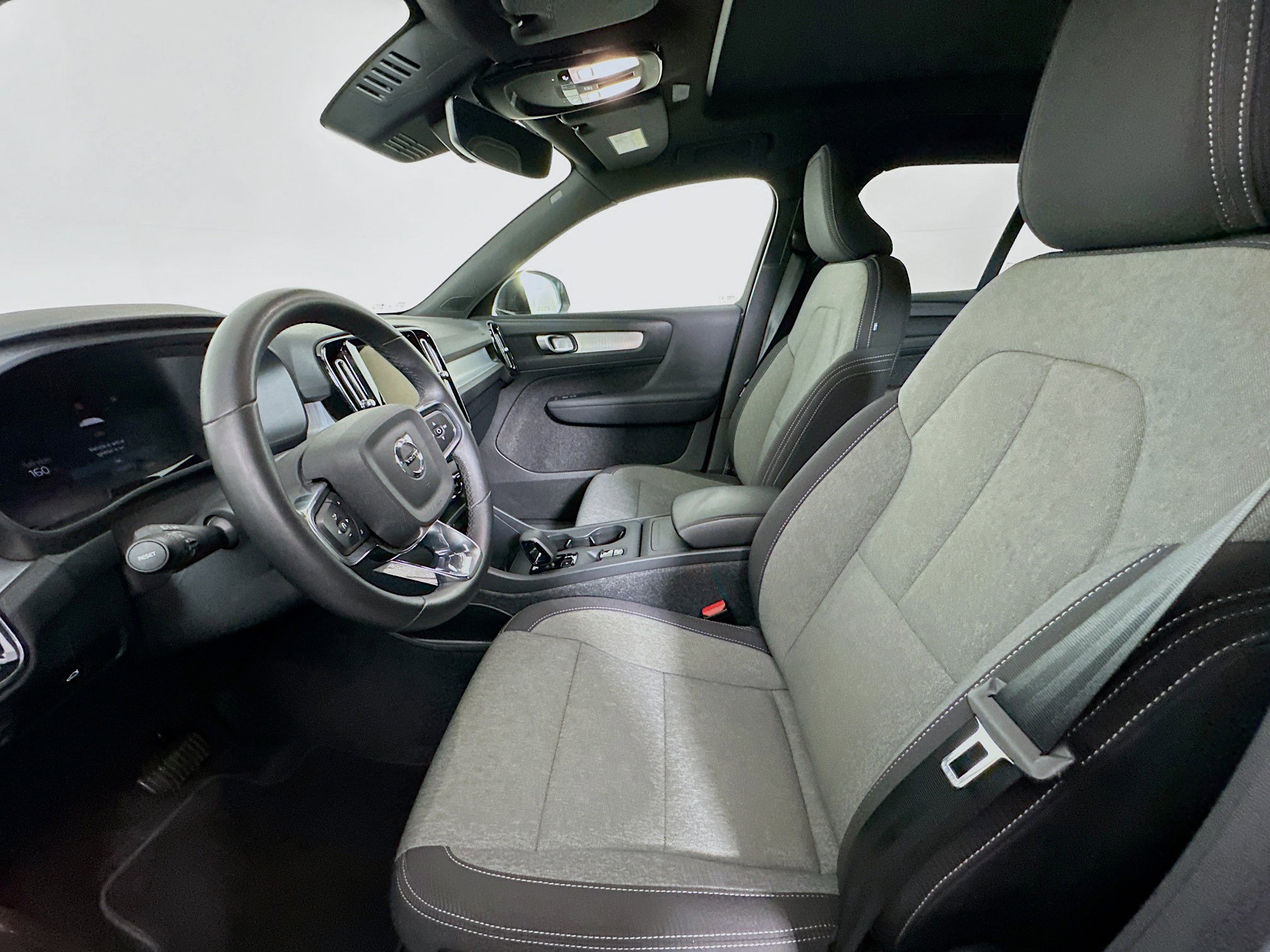 Used 2024 Volvo XC40 B5 Core image 13