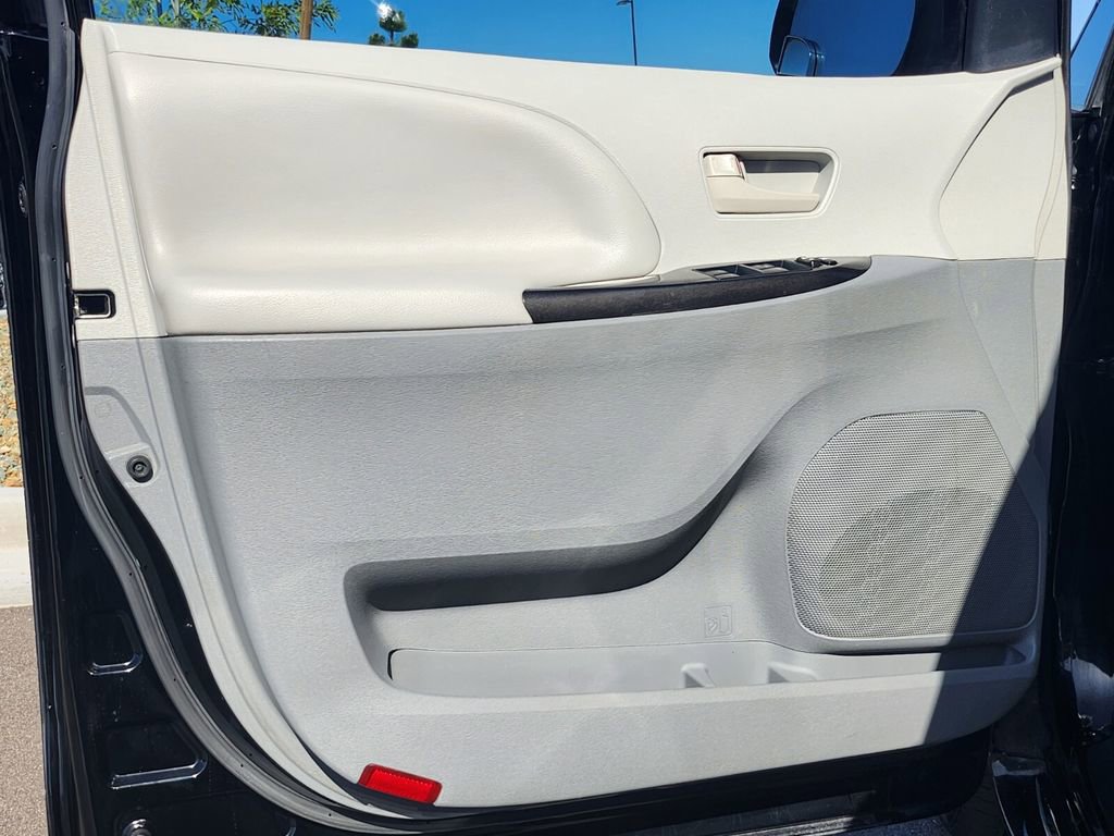 Used 2012 Toyota Sienna LE w/ Towing Pkg FWD image 32