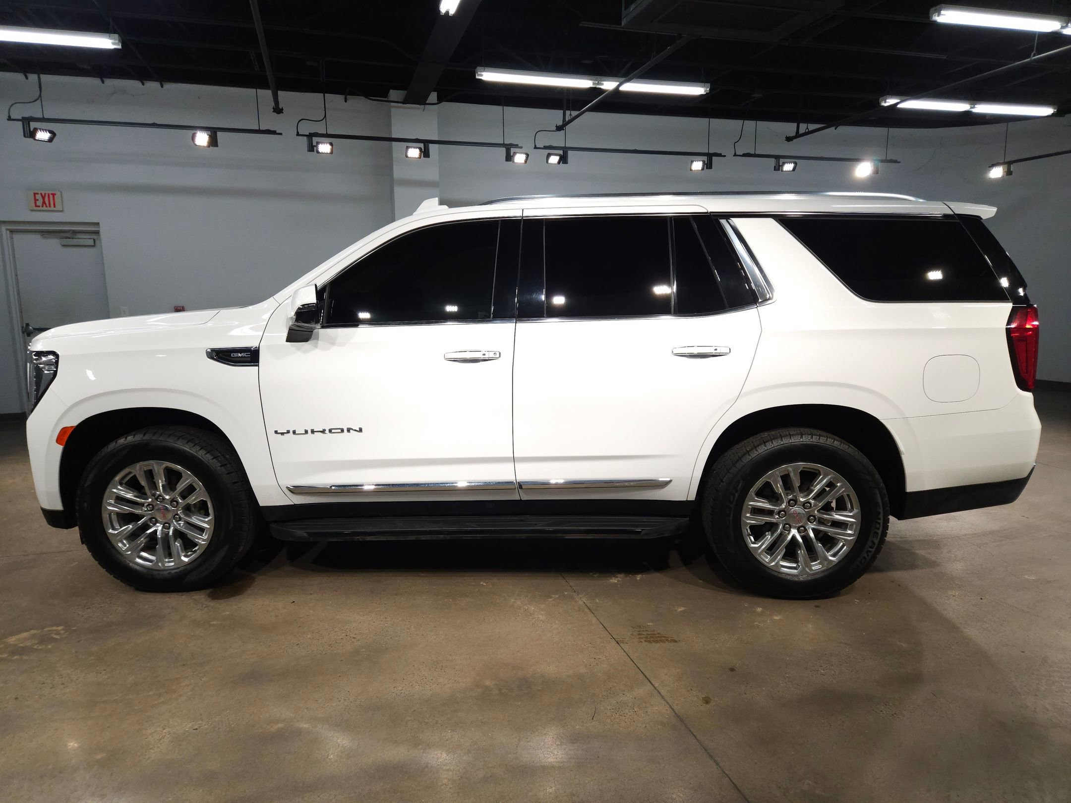 Used 2021 GMC Yukon SLT w/ SLT Luxury Package image 4