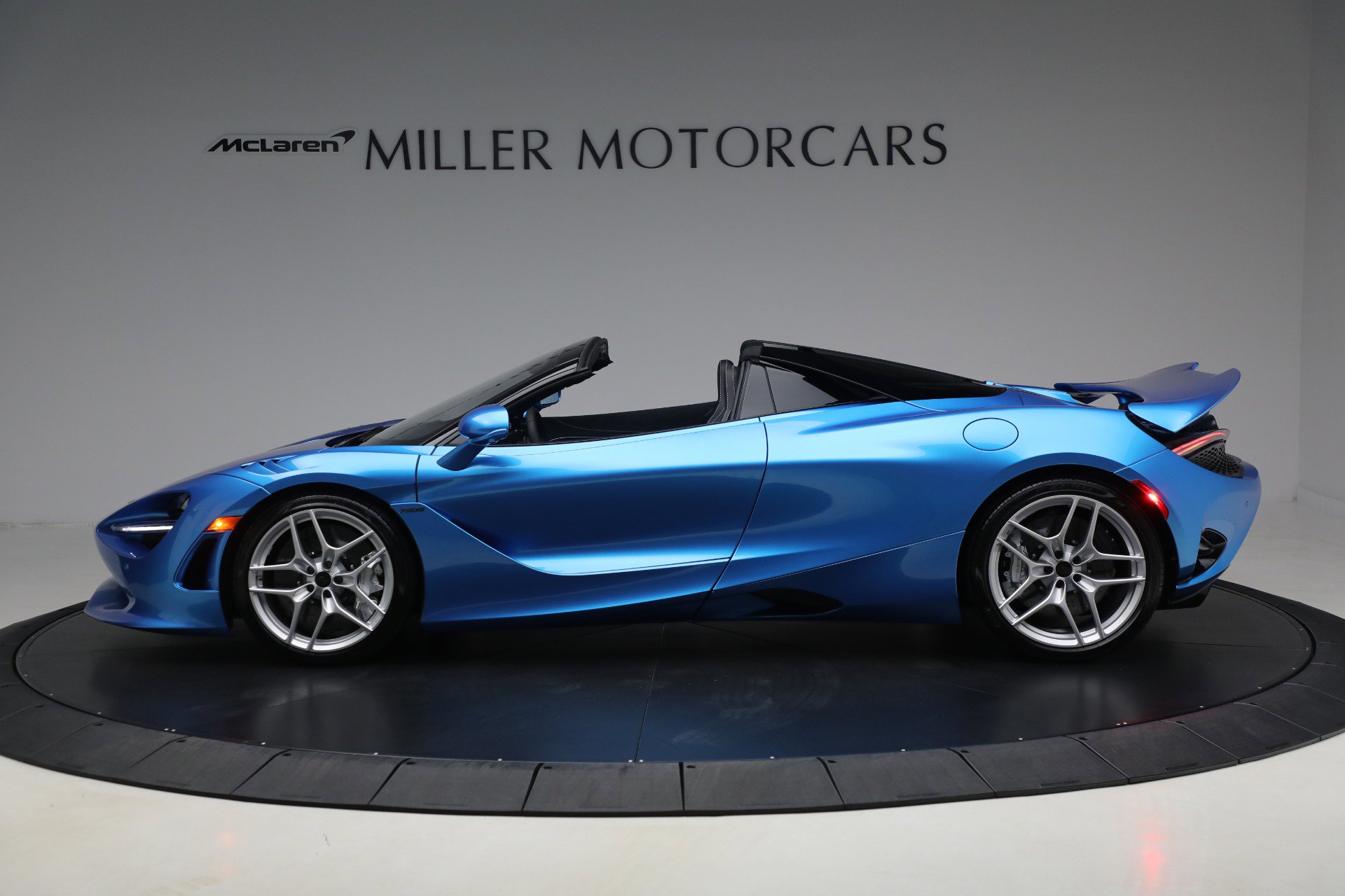 Used 2025 McLaren 750S Spider RWD image 4
