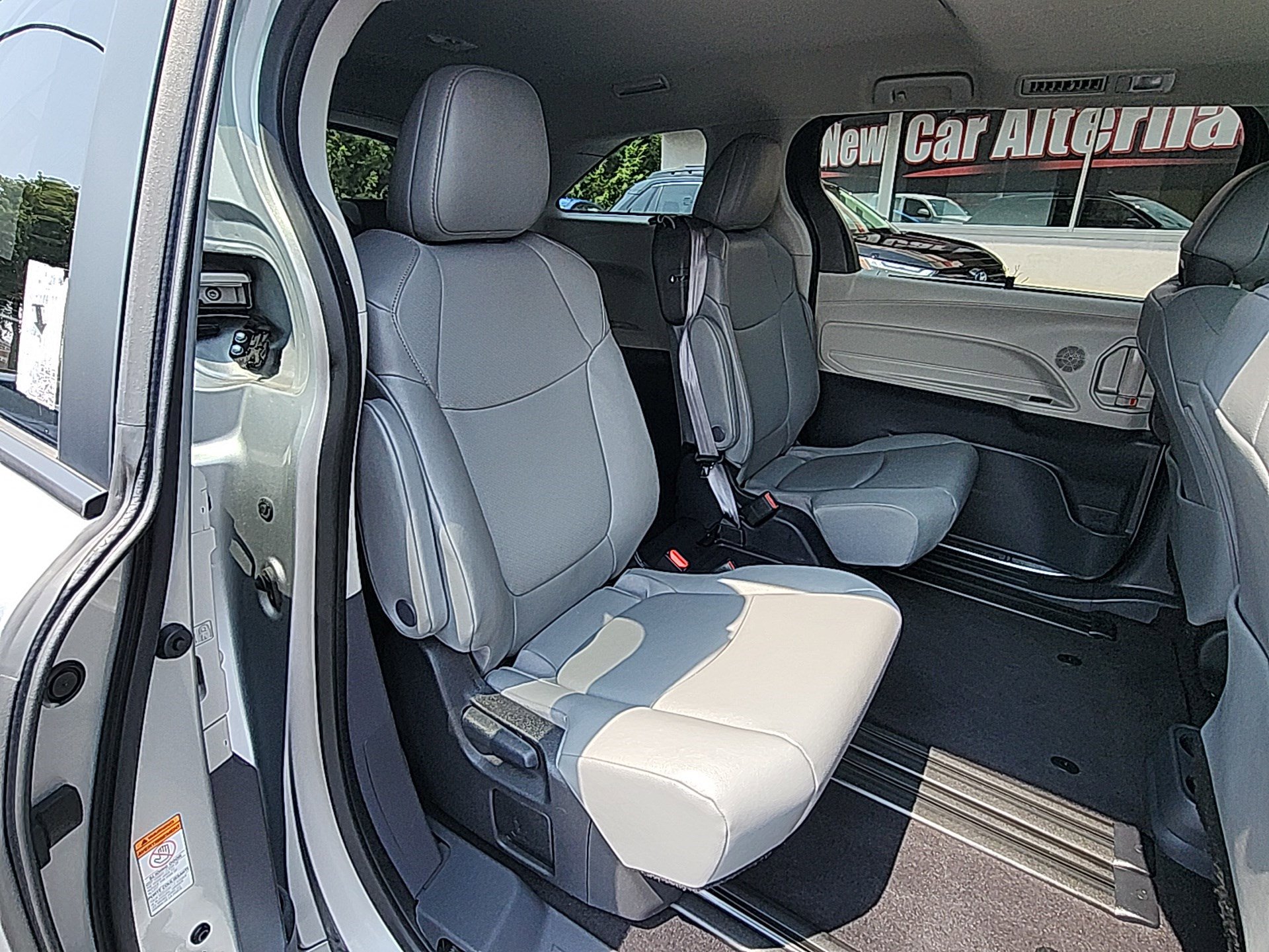 Certified 2023 Toyota Sienna XLE image 33