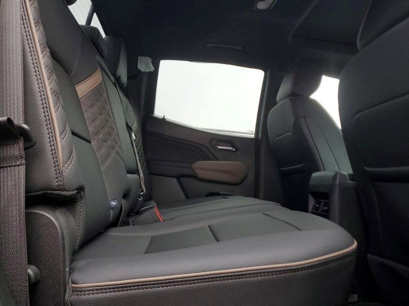 Used 2024 GMC Canyon Denali image 7
