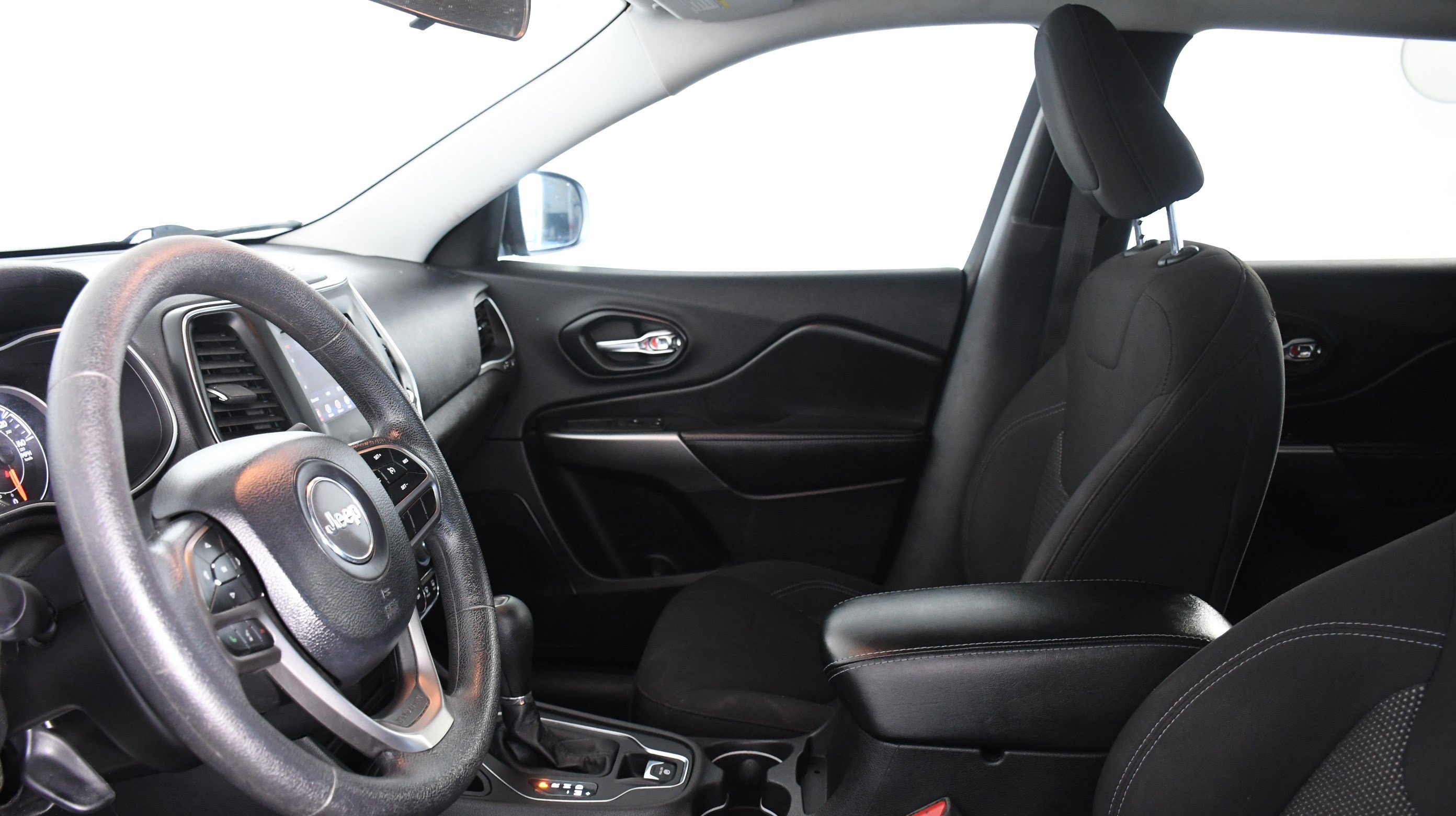 Used 2019 Jeep Cherokee Latitude w/ Popular Appearance Group image 18