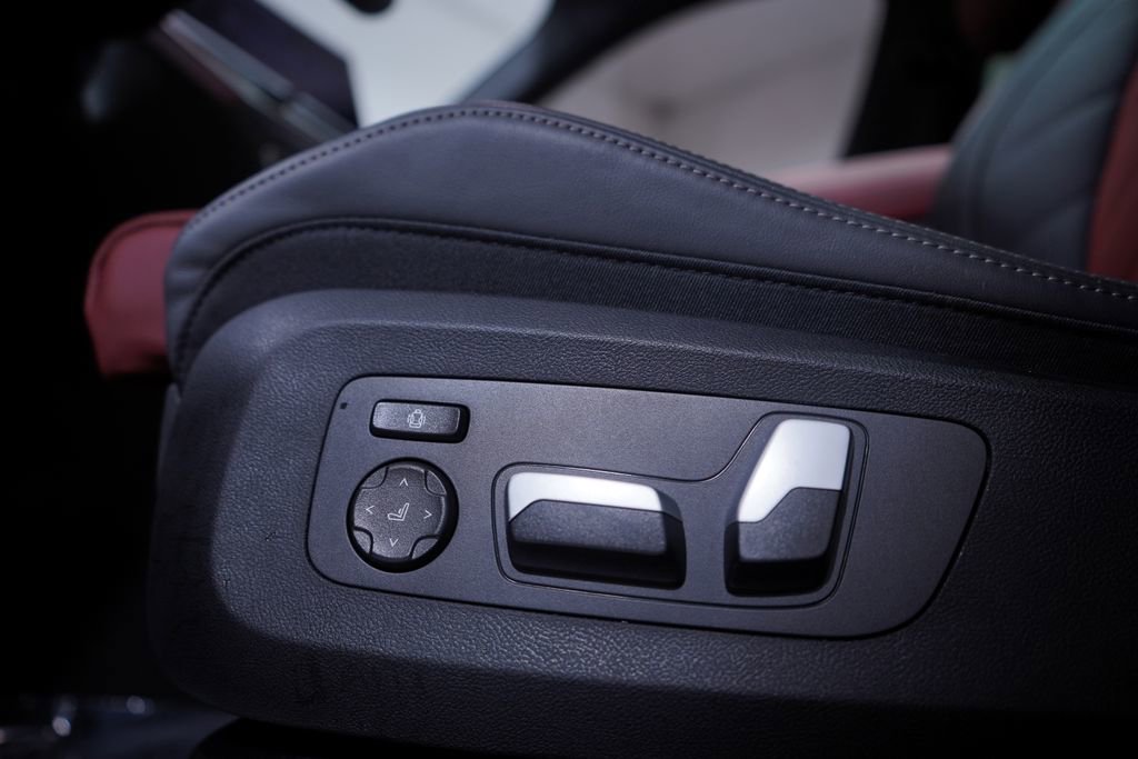 Used 2026 BMW X6 xDrive40i w/ Premium Package image 18